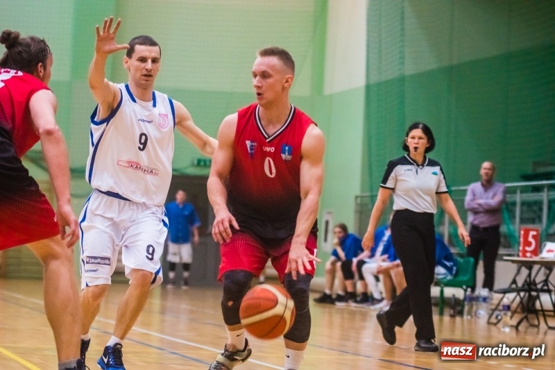 Zdjęcie w galerii na portalu naszraciborz.pl: Dreszczowiec w starciu Ofensywy z MCKS Czeladź wiadomości z regionu
