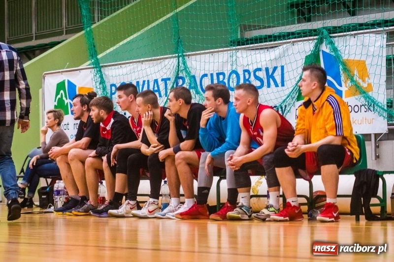 Zdjęcie w galerii na portalu naszraciborz.pl: Dreszczowiec w starciu Ofensywy z MCKS Czeladź wiadomości z regionu