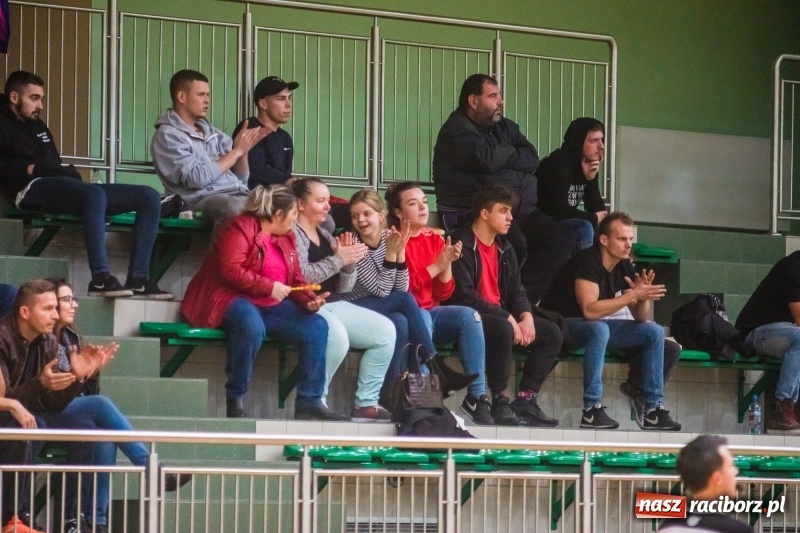 Zdjęcie w galerii na portalu naszraciborz.pl: Dreszczowiec w starciu Ofensywy z MCKS Czeladź wiadomości z regionu