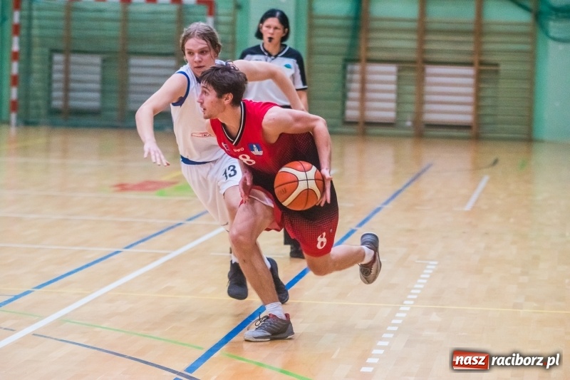 Zdjęcie w galerii na portalu naszraciborz.pl: Dreszczowiec w starciu Ofensywy z MCKS Czeladź wiadomości z regionu