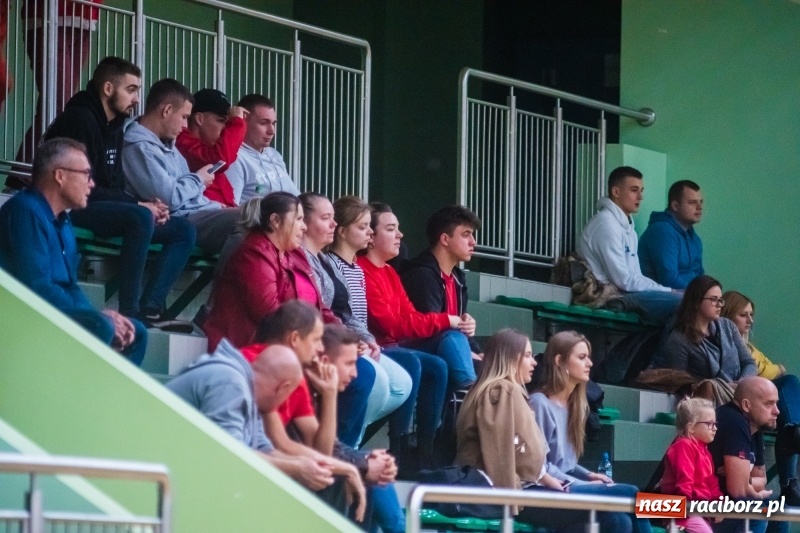 Zdjęcie w galerii na portalu naszraciborz.pl: Dreszczowiec w starciu Ofensywy z MCKS Czeladź wiadomości z regionu