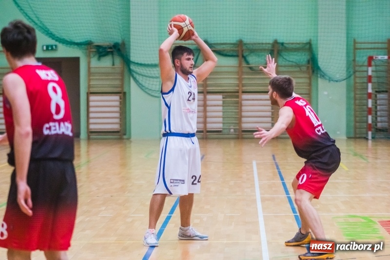Zdjęcie w galerii na portalu naszraciborz.pl: Dreszczowiec w starciu Ofensywy z MCKS Czeladź wiadomości z regionu