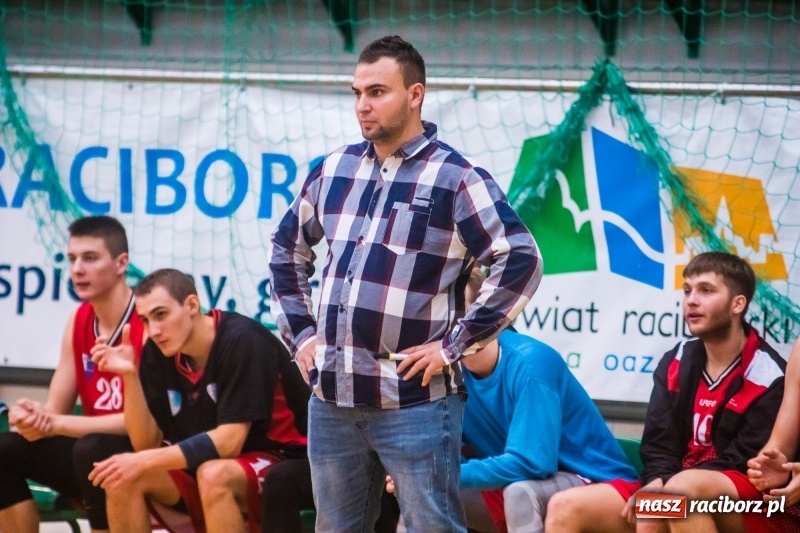 Zdjęcie w galerii na portalu naszraciborz.pl: Dreszczowiec w starciu Ofensywy z MCKS Czeladź wiadomości z regionu