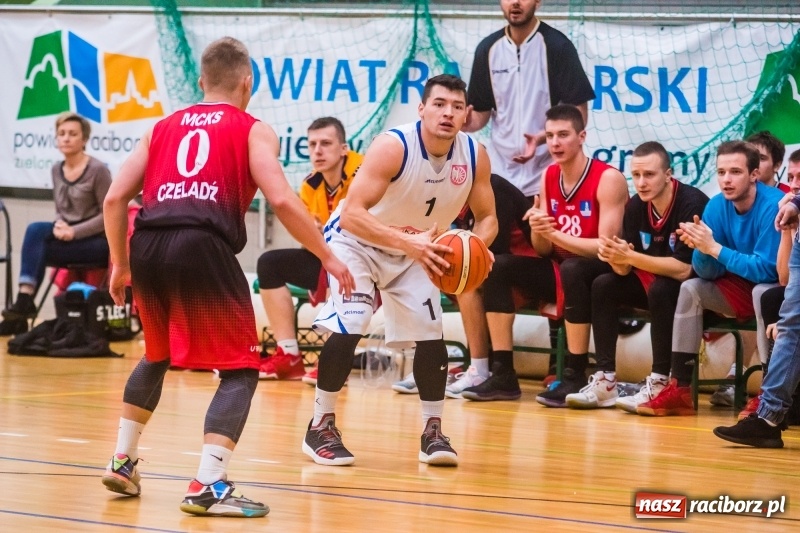 Zdjęcie w galerii na portalu naszraciborz.pl: Dreszczowiec w starciu Ofensywy z MCKS Czeladź wiadomości z regionu