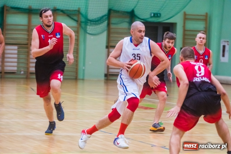 Zdjęcie w galerii na portalu naszraciborz.pl: Dreszczowiec w starciu Ofensywy z MCKS Czeladź wiadomości z regionu