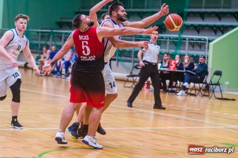 Zdjęcie w galerii na portalu naszraciborz.pl: Dreszczowiec w starciu Ofensywy z MCKS Czeladź wiadomości z regionu
