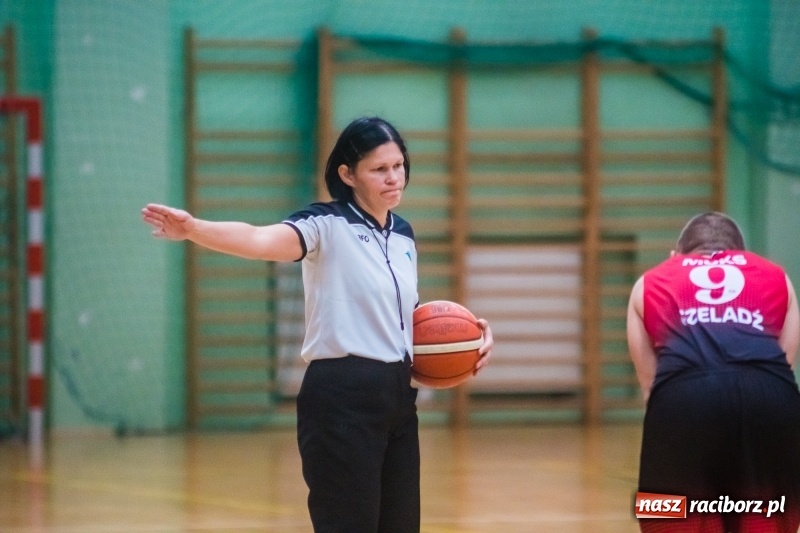 Zdjęcie w galerii na portalu naszraciborz.pl: Dreszczowiec w starciu Ofensywy z MCKS Czeladź wiadomości z regionu