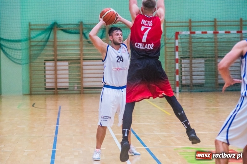 Zdjęcie w galerii na portalu naszraciborz.pl: Dreszczowiec w starciu Ofensywy z MCKS Czeladź wiadomości z regionu