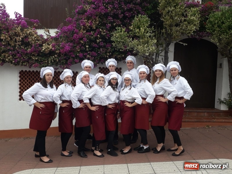 Zdjęcie w galerii na portalu naszraciborz.pl: Uczniowie CKZiU nr 1 100. rocznicę odzyskania niepodległości świętowali już na Teneryfie  wiadomości z regionu