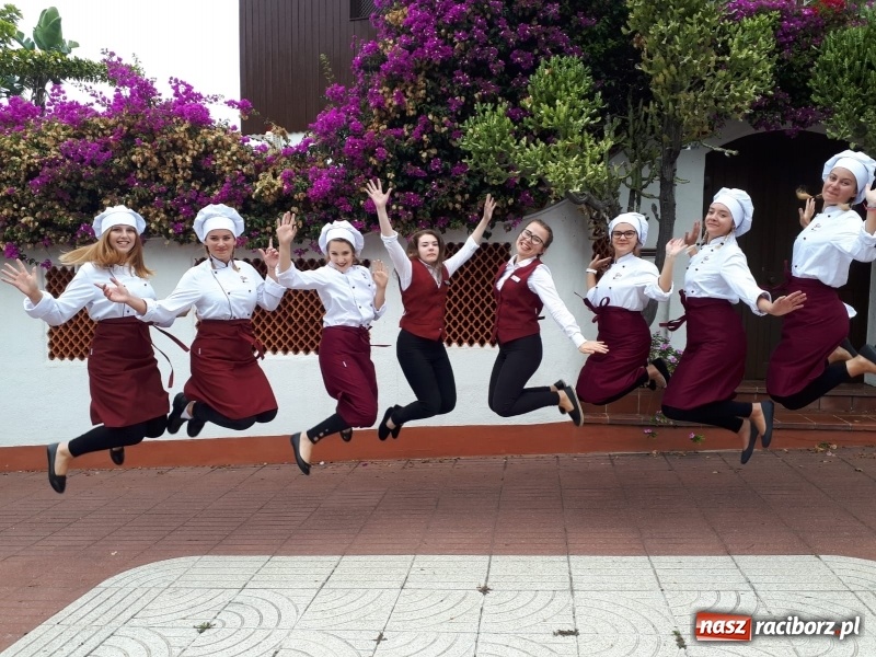 Zdjęcie w galerii na portalu naszraciborz.pl: Uczniowie CKZiU nr 1 100. rocznicę odzyskania niepodległości świętowali już na Teneryfie  wiadomości z regionu