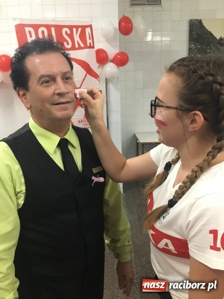 Zdjęcie w galerii na portalu naszraciborz.pl: Uczniowie CKZiU nr 1 100. rocznicę odzyskania niepodległości świętowali już na Teneryfie  wiadomości z regionu