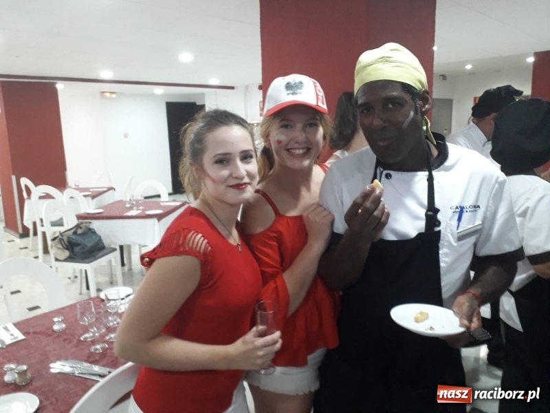 Zdjęcie w galerii na portalu naszraciborz.pl: Uczniowie CKZiU nr 1 100. rocznicę odzyskania niepodległości świętowali już na Teneryfie  wiadomości z regionu