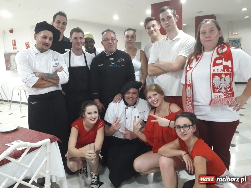 Zdjęcie w galerii na portalu naszraciborz.pl: Uczniowie CKZiU nr 1 100. rocznicę odzyskania niepodległości świętowali już na Teneryfie  wiadomości z regionu