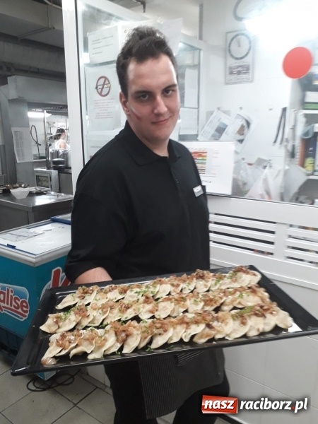 Zdjęcie w galerii na portalu naszraciborz.pl: Uczniowie CKZiU nr 1 100. rocznicę odzyskania niepodległości świętowali już na Teneryfie  wiadomości z regionu