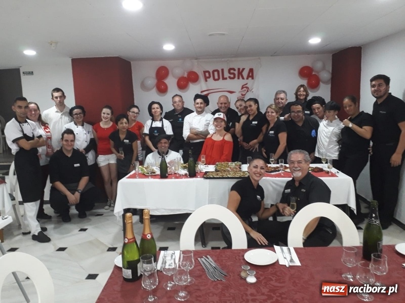 Zdjęcie w galerii na portalu naszraciborz.pl: Uczniowie CKZiU nr 1 100. rocznicę odzyskania niepodległości świętowali już na Teneryfie  wiadomości z regionu