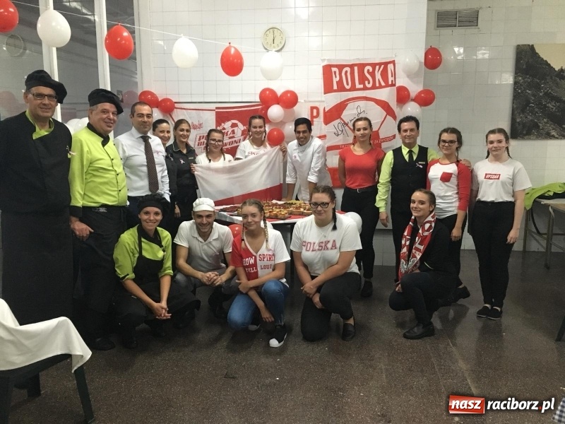 Zdjęcie w galerii na portalu naszraciborz.pl: Uczniowie CKZiU nr 1 100. rocznicę odzyskania niepodległości świętowali już na Teneryfie  wiadomości z regionu