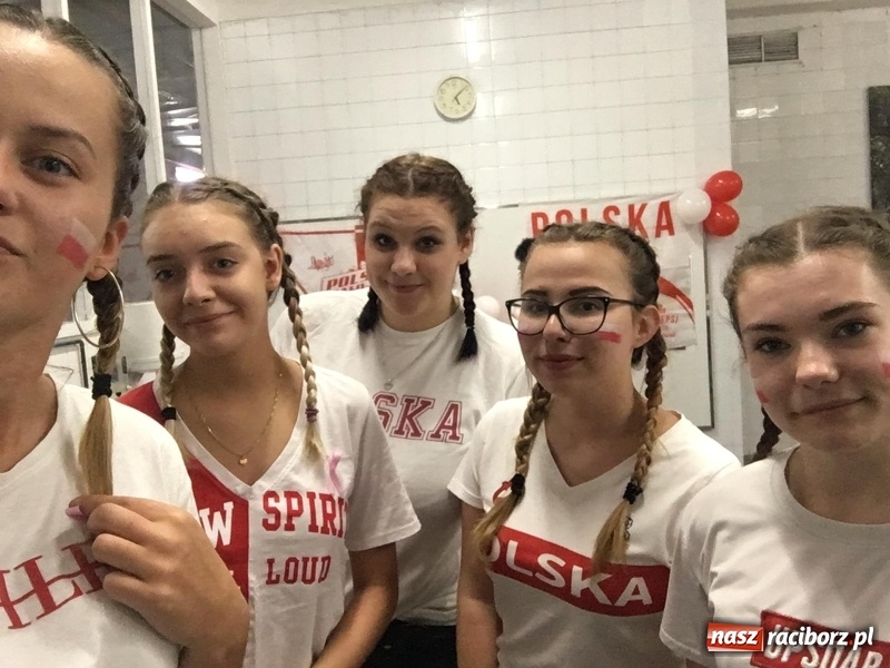 Zdjęcie w galerii na portalu naszraciborz.pl: Uczniowie CKZiU nr 1 100. rocznicę odzyskania niepodległości świętowali już na Teneryfie  wiadomości z regionu