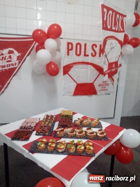 Zdjęcie w galerii na portalu naszraciborz.pl: Uczniowie CKZiU nr 1 100. rocznicę odzyskania niepodległości świętowali już na Teneryfie  wiadomości z regionu