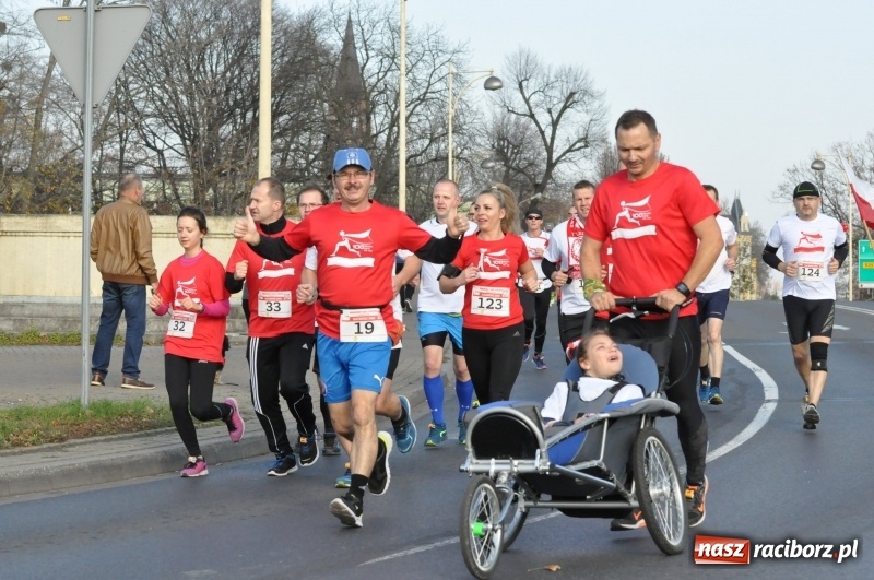 Zdjęcie w galerii na portalu naszraciborz.pl: Od Bałtyku do Tatr. Narodowy Bieg Stulecia w Raciborzu FOTO i WIDEO wiadomości z regionu