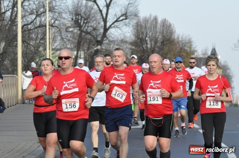 Zdjęcie w galerii na portalu naszraciborz.pl: Od Bałtyku do Tatr. Narodowy Bieg Stulecia w Raciborzu FOTO i WIDEO wiadomości z regionu
