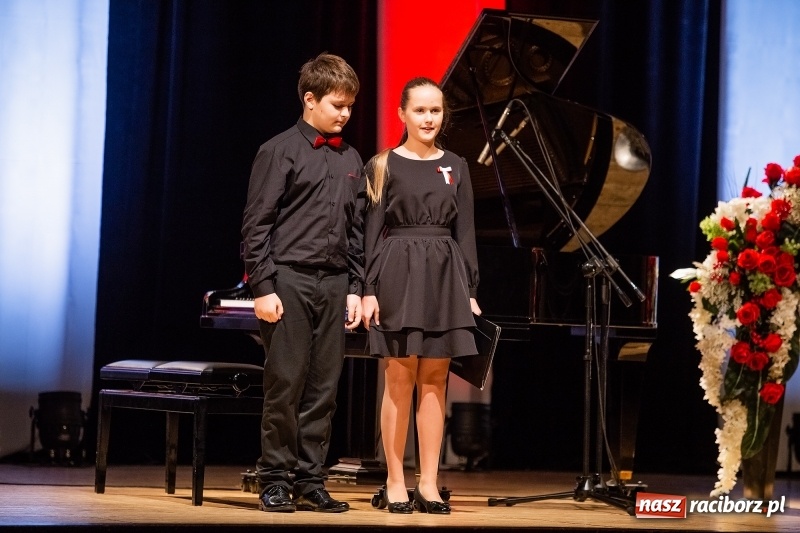 Zdjęcie w galerii na portalu naszraciborz.pl: Niepodległość na cztery ręce w RCK wiadomości z regionu