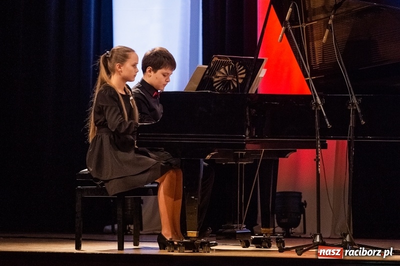 Zdjęcie w galerii na portalu naszraciborz.pl: Niepodległość na cztery ręce w RCK wiadomości z regionu