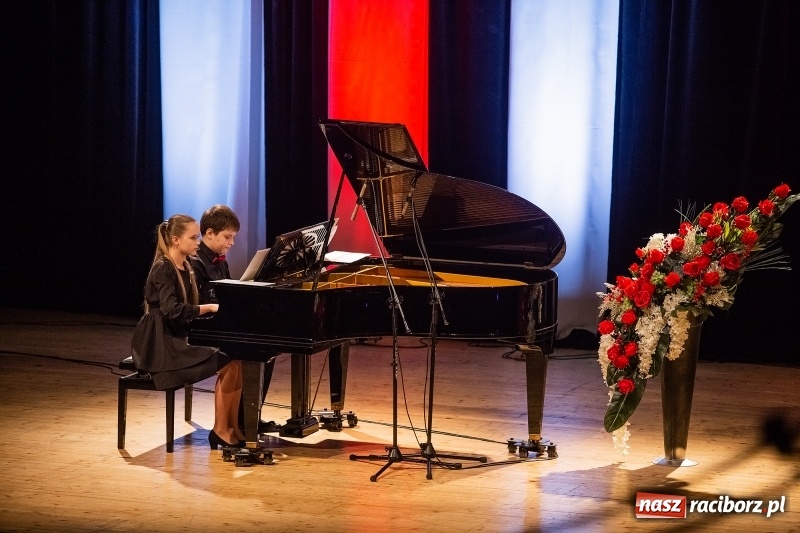 Zdjęcie w galerii na portalu naszraciborz.pl: Niepodległość na cztery ręce w RCK wiadomości z regionu