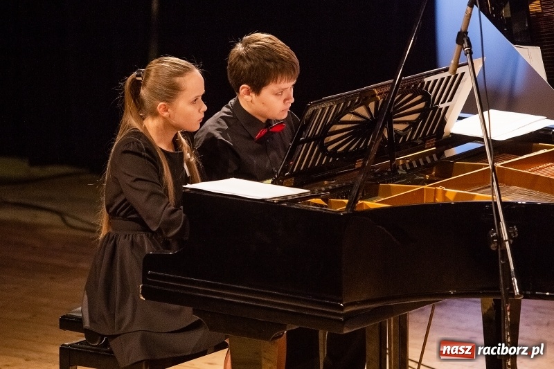 Zdjęcie w galerii na portalu naszraciborz.pl: Niepodległość na cztery ręce w RCK wiadomości z regionu