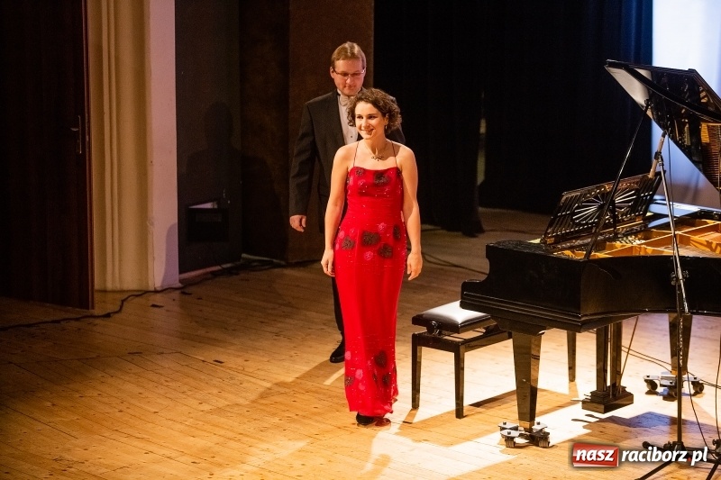 Zdjęcie w galerii na portalu naszraciborz.pl: Niepodległość na cztery ręce w RCK wiadomości z regionu