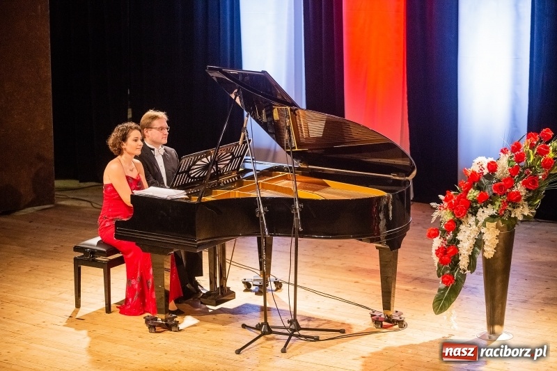 Zdjęcie w galerii na portalu naszraciborz.pl: Niepodległość na cztery ręce w RCK wiadomości z regionu