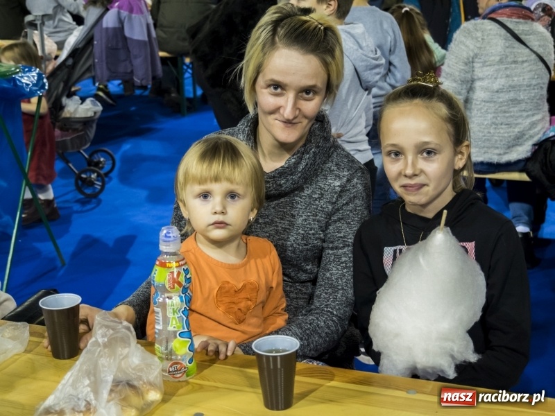 Zdjęcie w galerii na portalu naszraciborz.pl: Ponad dwa tysiące rogali na św. Marcina w Kuźni Raciborskiej!  wiadomości z regionu