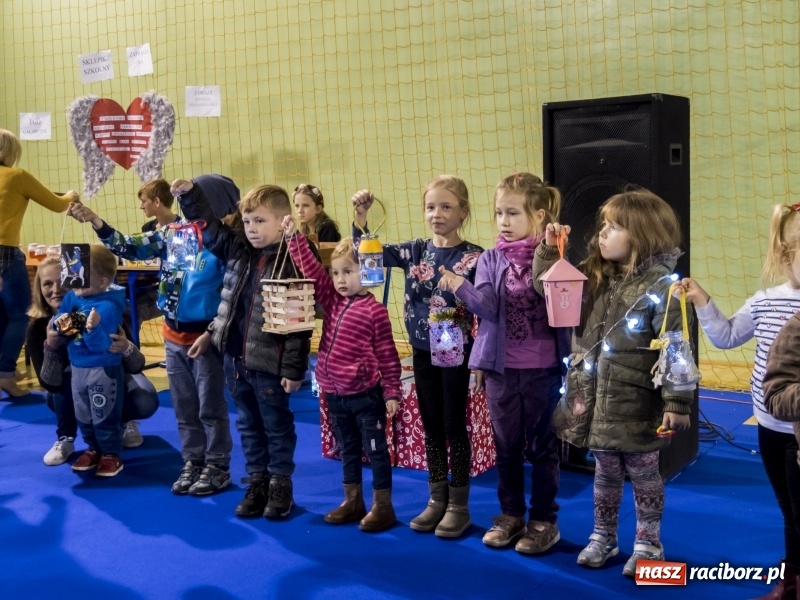 Zdjęcie w galerii na portalu naszraciborz.pl: Ponad dwa tysiące rogali na św. Marcina w Kuźni Raciborskiej!  wiadomości z regionu