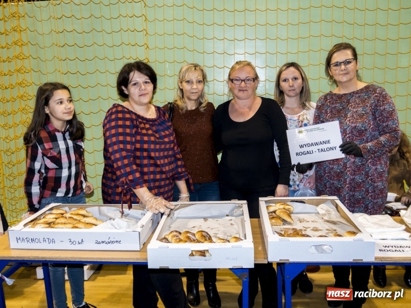 Zdjęcie w galerii na portalu naszraciborz.pl: Ponad dwa tysiące rogali na św. Marcina w Kuźni Raciborskiej!  wiadomości z regionu