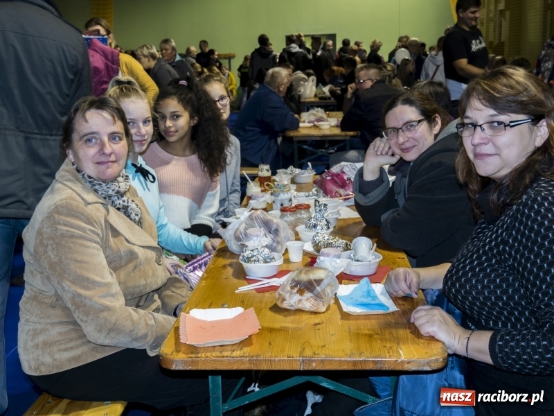 Zdjęcie w galerii na portalu naszraciborz.pl: Ponad dwa tysiące rogali na św. Marcina w Kuźni Raciborskiej!  wiadomości z regionu