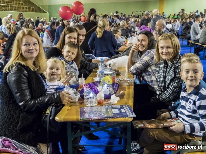 Zdjęcie w galerii na portalu naszraciborz.pl: Ponad dwa tysiące rogali na św. Marcina w Kuźni Raciborskiej!  wiadomości z regionu