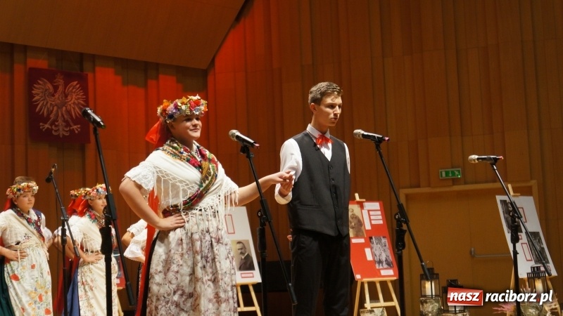 Zdjęcie w galerii na portalu naszraciborz.pl: I miejsce Frelek i Karlusów w Wojewódzkim Festiwalu Pieśni Patriotycznej wiadomości z regionu