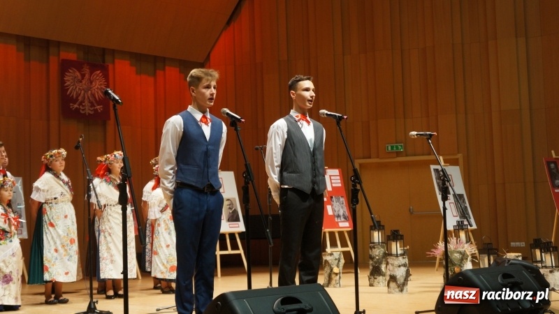 Zdjęcie w galerii na portalu naszraciborz.pl: I miejsce Frelek i Karlusów w Wojewódzkim Festiwalu Pieśni Patriotycznej wiadomości z regionu