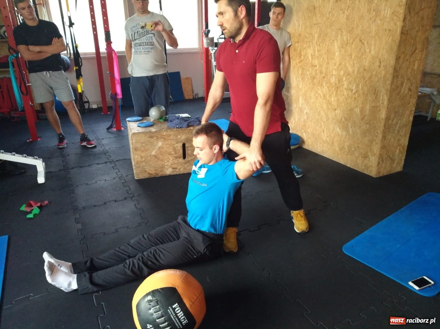 Zdjęcie w galerii na portalu naszraciborz.pl: Dorian Łomża szkolił trenerów raciborskiego ZSOMS wiadomości z regionu
