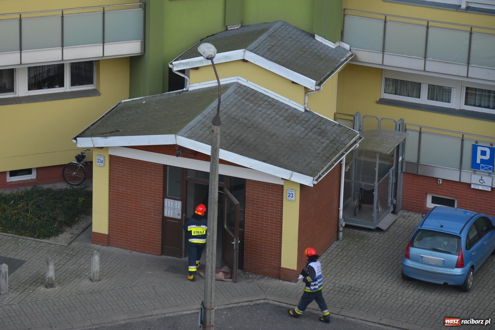 Zdjęcie w galerii na portalu naszraciborz.pl: Na Ogrodowej ktoś podpalił wycieraczki przy drzwiach  wiadomości z regionu