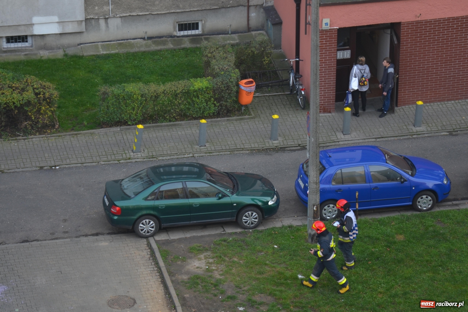 Zdjęcie w galerii na portalu naszraciborz.pl: Na Ogrodowej ktoś podpalił wycieraczki przy drzwiach  wiadomości z regionu