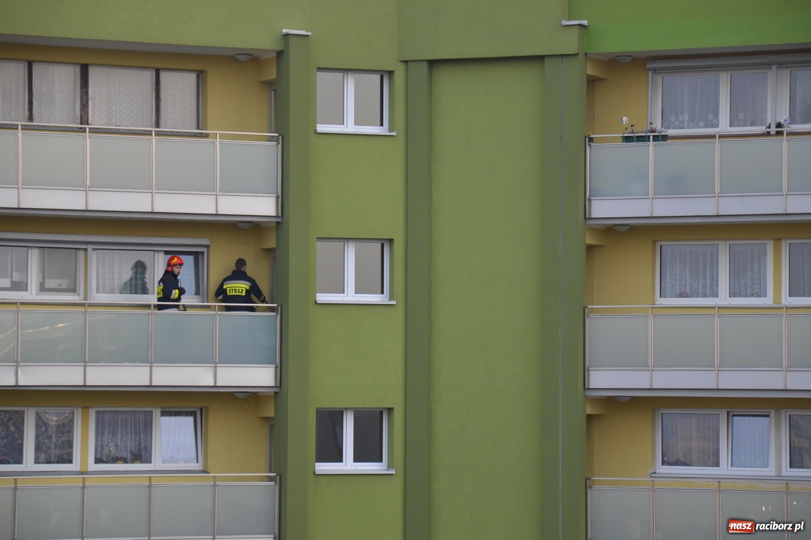 Zdjęcie w galerii na portalu naszraciborz.pl: Na Ogrodowej ktoś podpalił wycieraczki przy drzwiach  wiadomości z regionu