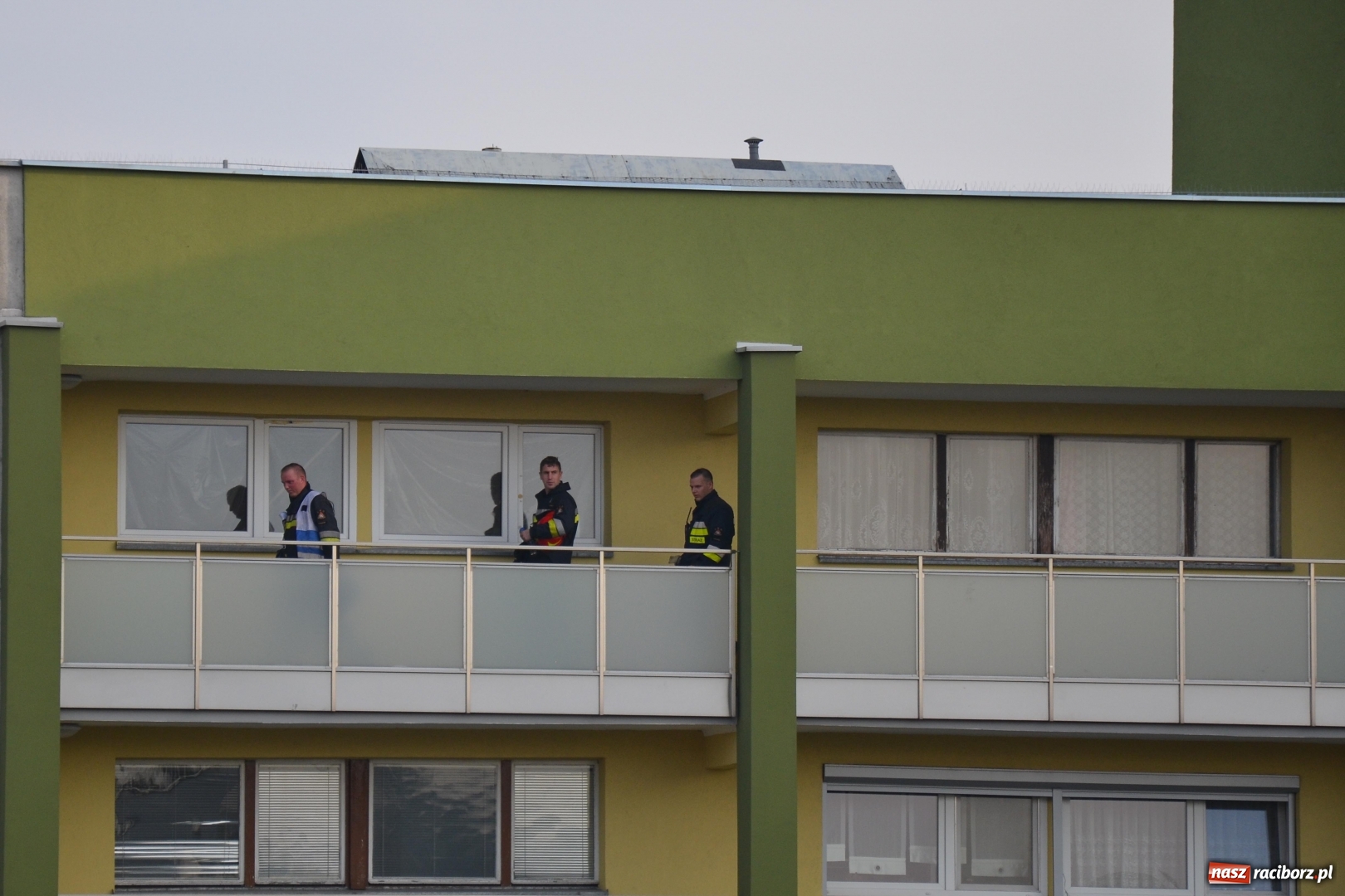 Zdjęcie w galerii na portalu naszraciborz.pl: Na Ogrodowej ktoś podpalił wycieraczki przy drzwiach  wiadomości z regionu