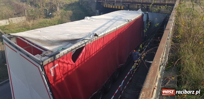Zdjęcie w galerii na portalu naszraciborz.pl: Porażająca bezmyślność kierowców. Kolejny TIR utknął pod wiaduktem na Bosackiej wiadomości z regionu