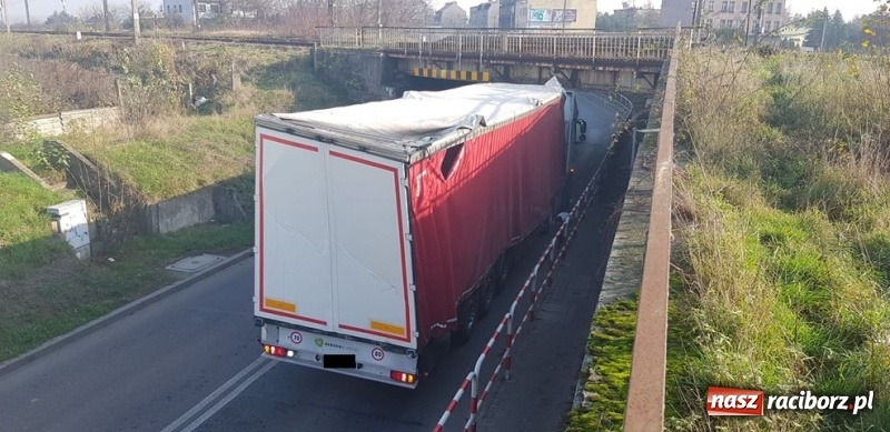Zdjęcie w galerii na portalu naszraciborz.pl: Porażająca bezmyślność kierowców. Kolejny TIR utknął pod wiaduktem na Bosackiej wiadomości z regionu