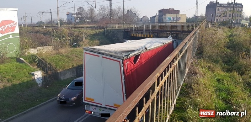 Zdjęcie w galerii na portalu naszraciborz.pl: Porażająca bezmyślność kierowców. Kolejny TIR utknął pod wiaduktem na Bosackiej wiadomości z regionu