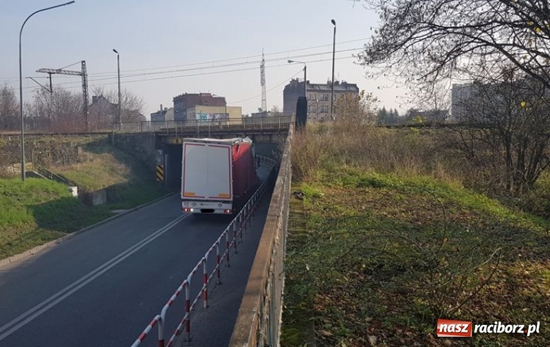 Zdjęcie w galerii na portalu naszraciborz.pl: Porażająca bezmyślność kierowców. Kolejny TIR utknął pod wiaduktem na Bosackiej wiadomości z regionu