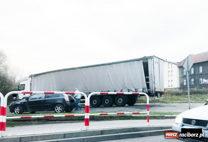 Zdjęcie w galerii na portalu naszraciborz.pl: Porażająca bezmyślność kierowców. Kolejny TIR utknął pod wiaduktem na Bosackiej wiadomości z regionu