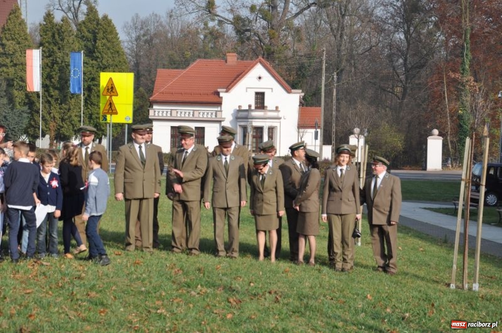 Zdjęcie w galerii na portalu naszraciborz.pl: W Rudach posadzili Dąb Niepodległości wiadomości z regionu