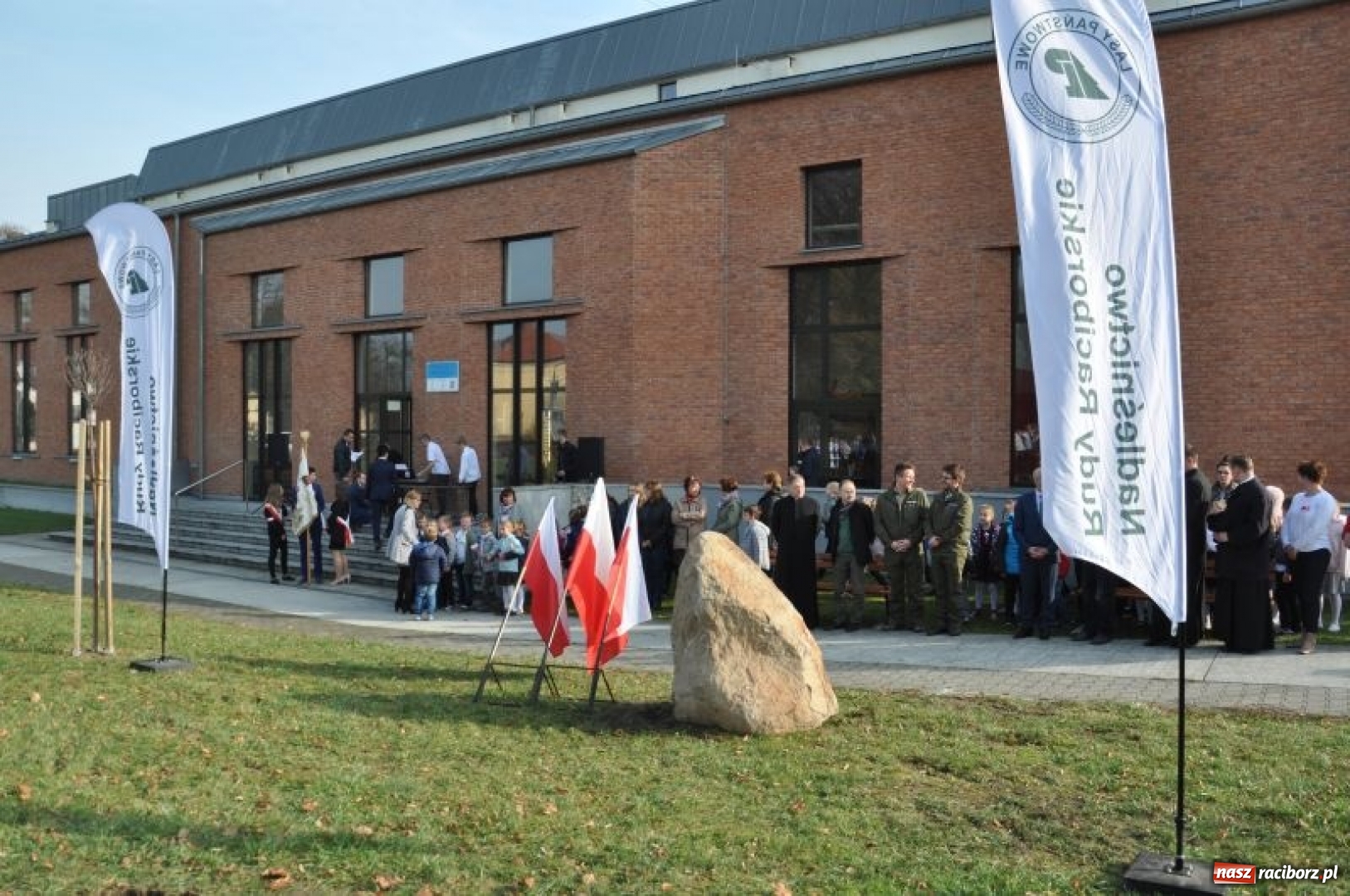 Zdjęcie w galerii na portalu naszraciborz.pl: W Rudach posadzili Dąb Niepodległości wiadomości z regionu