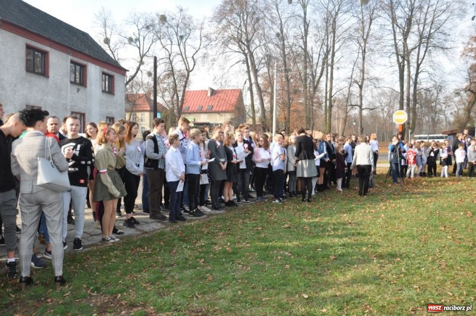 Zdjęcie w galerii na portalu naszraciborz.pl: W Rudach posadzili Dąb Niepodległości wiadomości z regionu